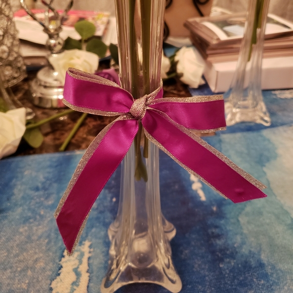 Artificial Flowers and 3 Glass Vases - Picture 5 of 6